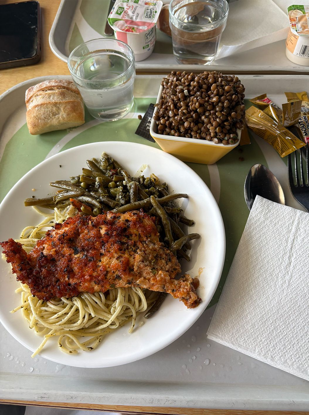 Tablett mit einem günstigen Mensa-Essen für Studierende in Frankreich