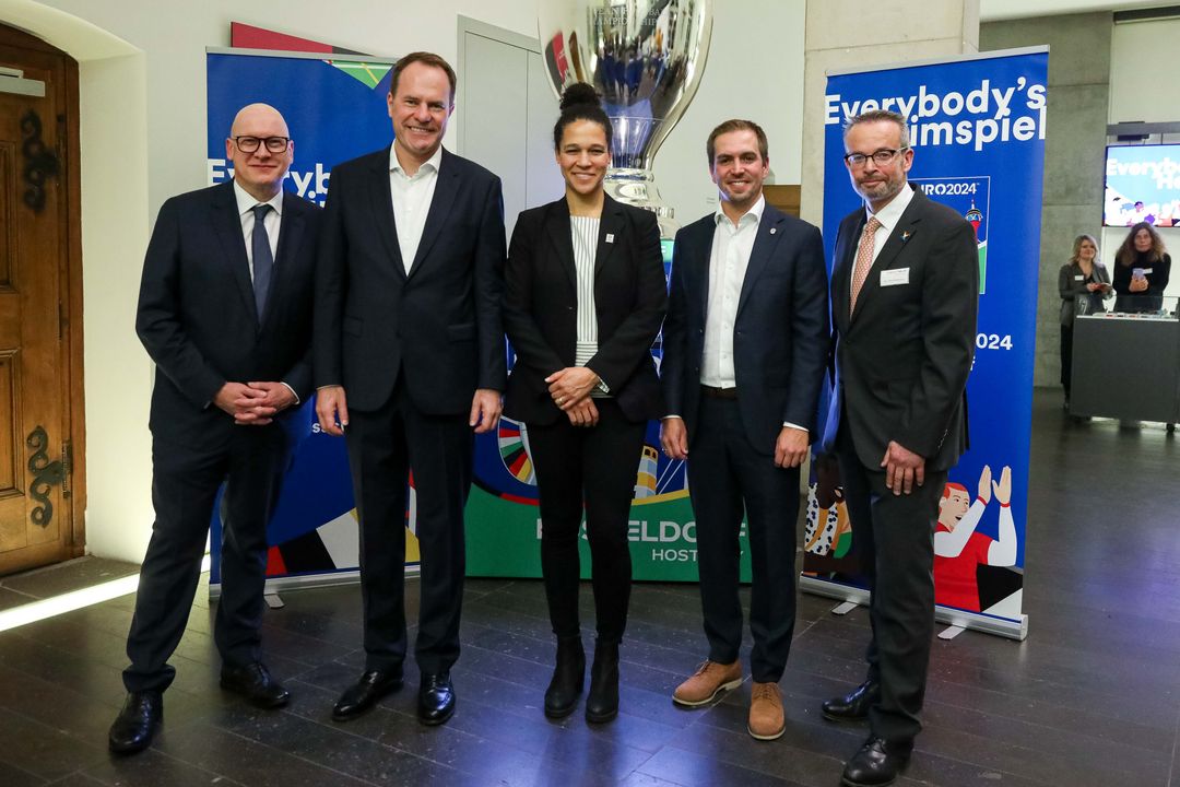 v.l.: Dr. Markus Rieß (Vorstandsvorsitzender ERGO Group), OB Dr. Stephan Keller, EURO-Botschafterin Célia Šašić, Turnierdirektor Philipp Lahm und Dr. Peter Krawczack (Leiter Maxhaus) © Foto: Landeshauptstadt Düsseldorf/Kenny Beele 