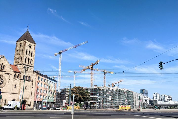 Baupreissteigerungen, Zinswende, Lieferengpässe, Fachkräftemangel und nun die stark steigenden Energiepreise: Zurzeit ist es im Grunde unmöglich, den Wohnungsneubau ebenso wie die energetische Modernisierung verlässlich zu planen / Foto Elisabethkirche - Blick Toulouser Allee, Düsseldorf © Alexandra Scholz-Marcovich