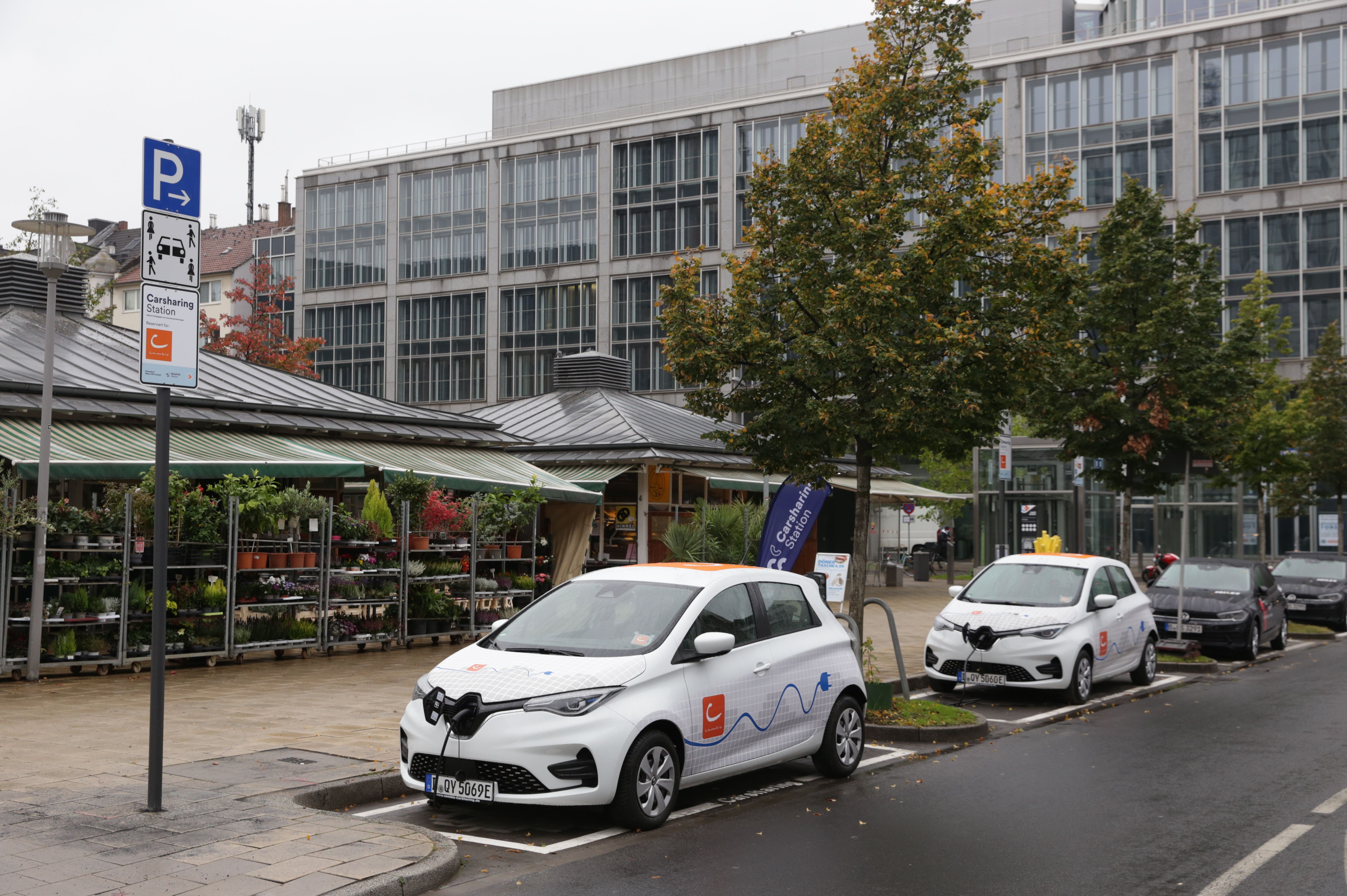 Die Mobilitätsstation am Kirchplatz besteht aus unterschiedlichen Komponenten: hier die für das Carsharing © Landeshauptstadt Düsseldorf, Ingo Lammert 