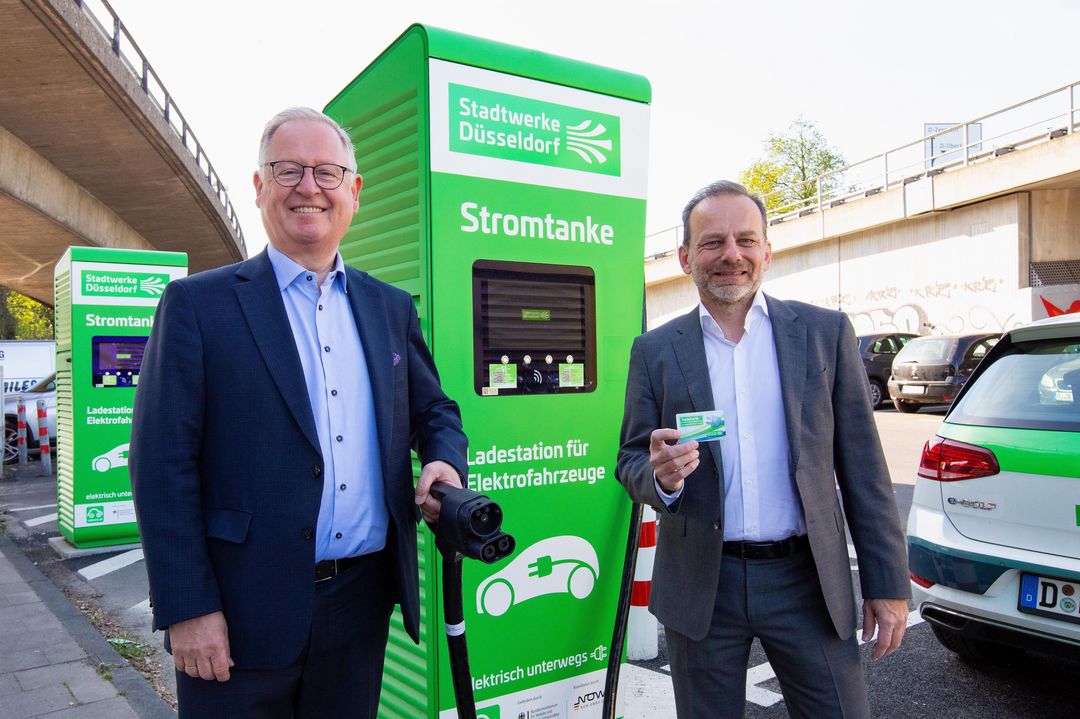 Stadtwerke-Vertriebsvorstand Manfred Abrahams (links) und Klaus Schüßler, Leiter der Abteilung „New Mobility“ bei den Stadtwerken an einer Schnell-Ladesäule an der Pariser Straße / Foto © Claudia Koennecke, Stadtwerke Düsseldorf