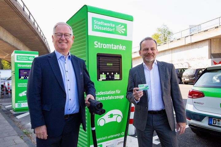 Stadtwerke-Vertriebsvorstand Manfred Abrahams (links) und Klaus Schüßler, Leiter der Abteilung „New Mobility“ bei den Stadtwerken an einer Schnell-Ladesäule an der Pariser Straße / Foto © Claudia Koennecke, Stadtwerke Düsseldorf
