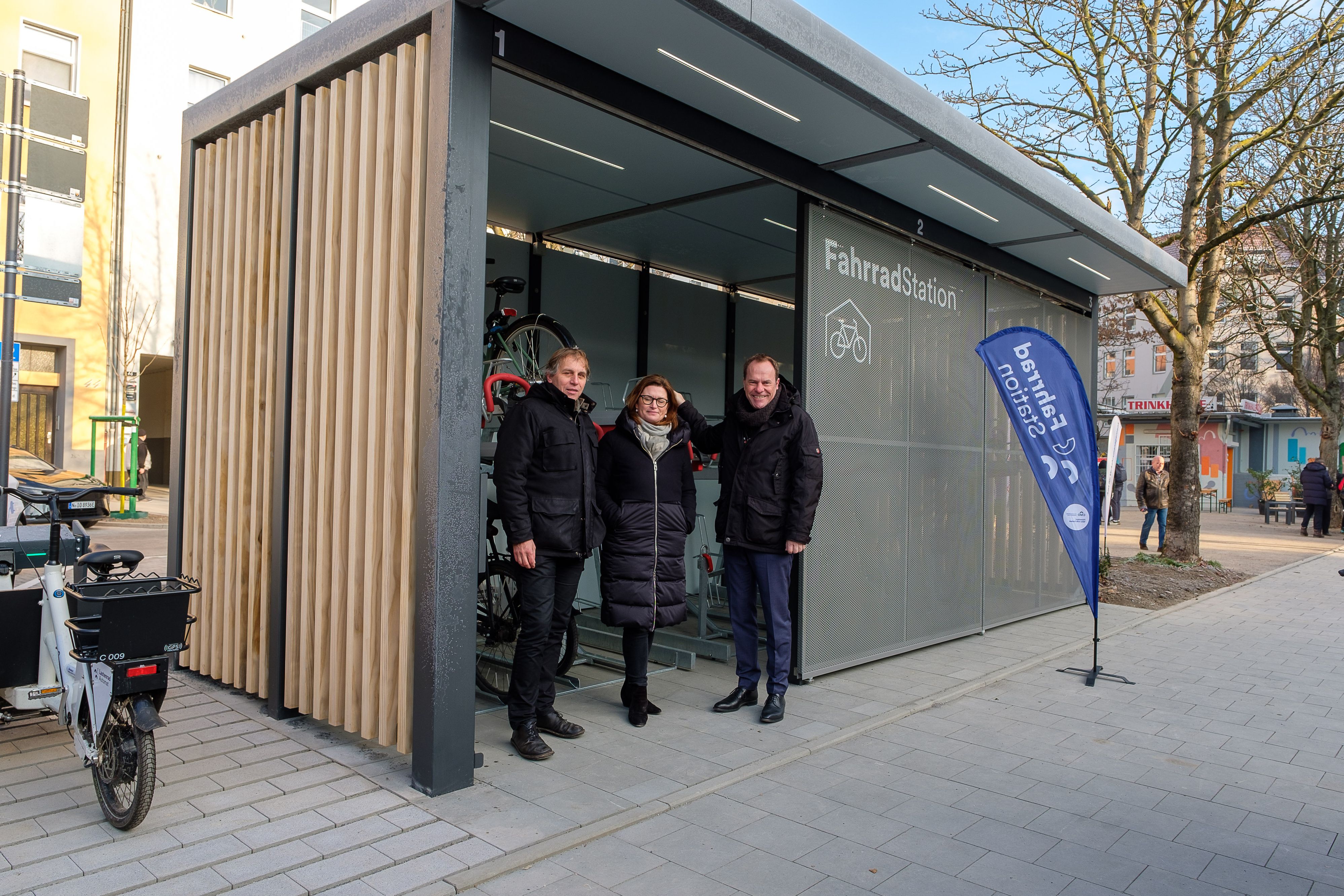 Offizielle Eröffnung der neuen Mobilitätsstation am Bachplätzchen durch Oberbürgermeister Dr. Stephan Keller, Dr. Charlotte Beissel, Vorständin der Stadtwerke Düsseldorf AG und Mobilitätsdezernent Jochen Kral (v.r.) - hier vor der Fahrradstation © Landeshauptstadt Düsseldorf, Uwe Schaffmeister 