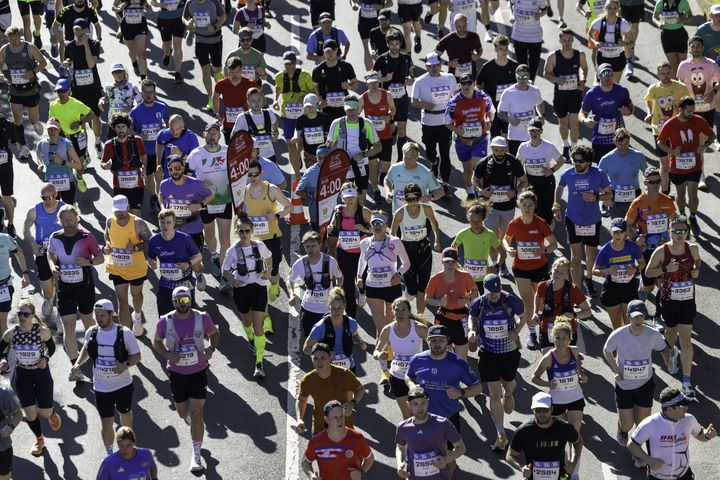 Läuferinnen und Läufer beim Uniper Düsseldorf Marathon 2026 auf der Strecke durch die Innenstadt