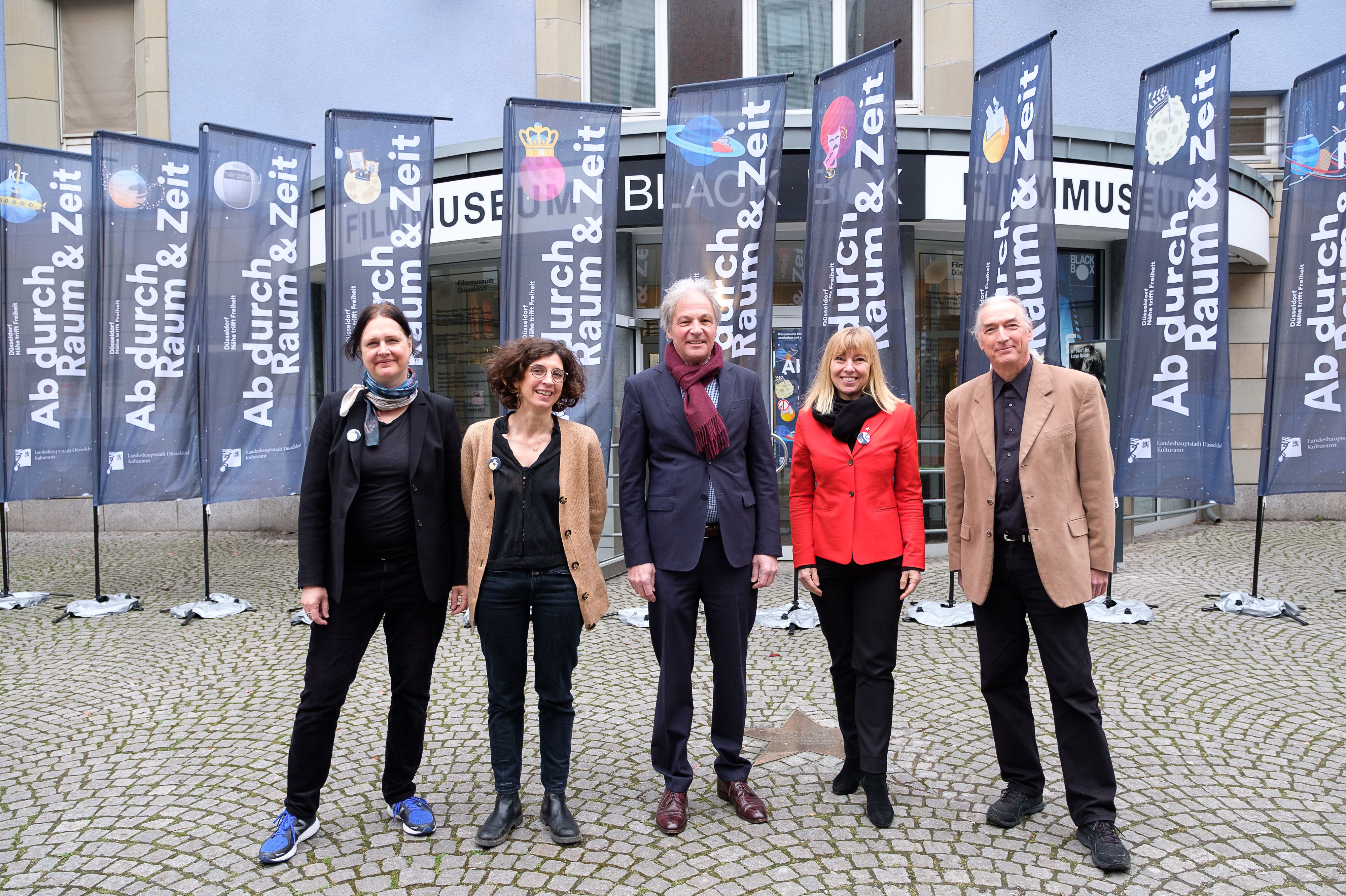 Kulturdezernent Hans-Georg Lohe präsentierte mit Karin Woyke vom Filmmuseum, Anna Schlieck, Mahn- und Gedenkstätte, Kulturamtsleiterin Angélique Tracik und Filmmuseumsleiter Bernd Desinger (v.l.) das Angebot der Kindermuseumsnacht. Foto: Stadt Düsseldorf