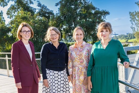 Foto (v.l.n.r.): Dr. Lena Lindemann, Vorständin der ERGO-Niederlassung in Düsseldorf, Klaudia Zepuntke, Bürgermeisterin der Stadt Düsseldorf, Désirée Bleckmann, Geschäftsleitung der BLF Gruppe Velbert und IHK-Vizepräsidentin, Johanna Torkuhl, Leiterin des Kompetenzzentrums Frau und Beruf, © Melanie Zanin.