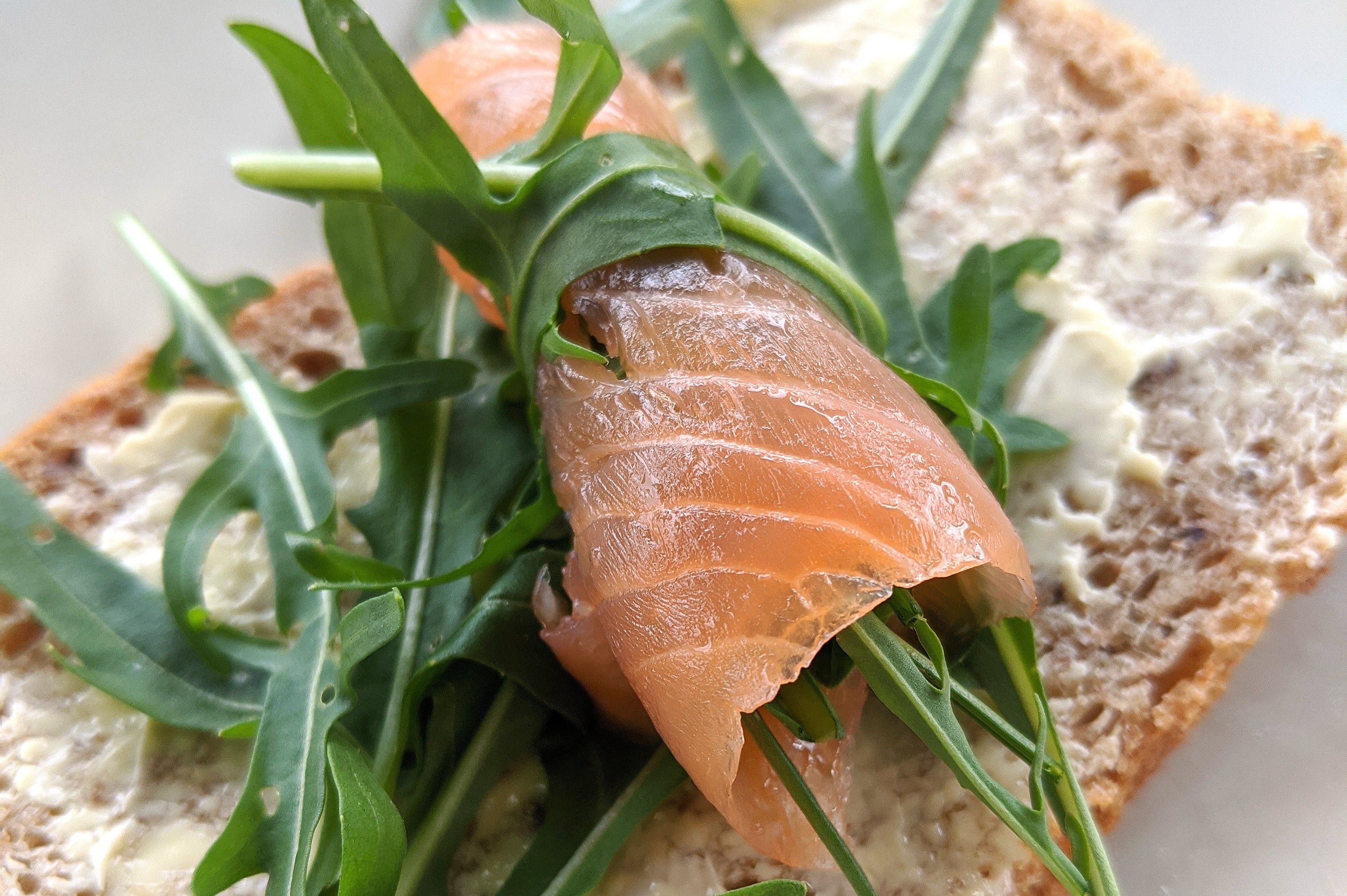 Als kleine Häppchen Graved Lachs, Rucola und gutes Brot: schnell gemacht, festtagstauglich und perfekt zum Teilen. / Foto: Alexandra Scholz-Marcovich, NDOZ.