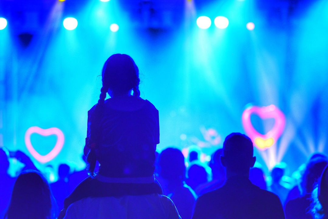 Publikum mit Herz; auf der Bühne: paulin̄ko – New Fall Festival 2025, Rheinterrasse. / Foto: Klaus von Jackelmann