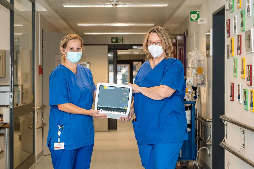 Kathrin Schiffer, stellvertretende Stationsleitung der KMT-Station, nahm die Gerätespende mit dem herzlichen Dank des gesamten Teams von Gabriele Hänsel, Vorstand der Elterninitiative Kinderkrebsklinik e.V., in Empfang. (Siehe Foto von links nach rechts) Foto: UKD