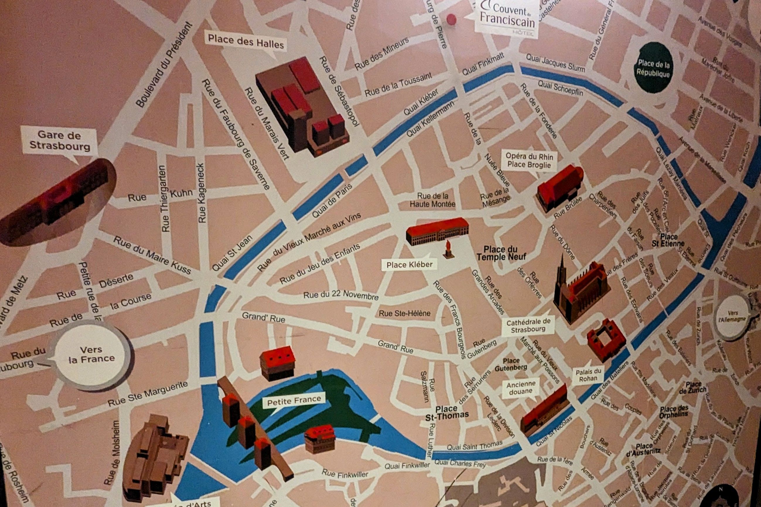 Stadtplan von Straßburg, als Wandgrafik im Hotel, mit markierten Sehenswürdigkeiten