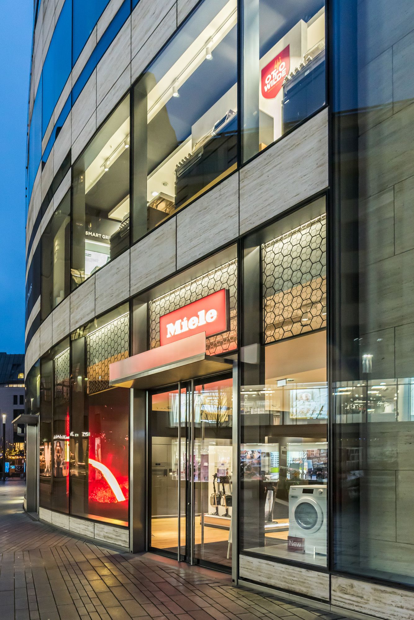 In der besten Lage Düsseldorfs befindet sich der Flagship-Store direkt über dem Miele Marken Store und ist über eine Treppe im Inneren der Miele Präsenz erreichbar / Foto © Miele