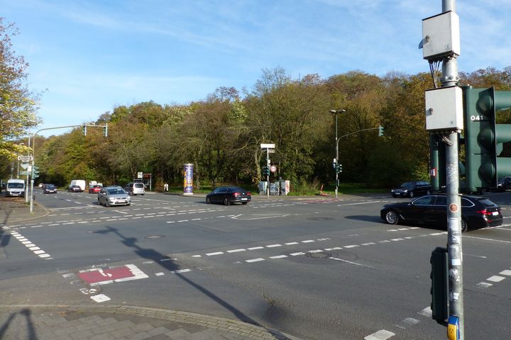 An der Kreuzung Dreherstraße/Torfbruchstraße wird der Radverkehr zukünftig gradlinig über die Fahrbahn geführt. Die Planung, den Seitenraum zu nutzen, wurde auf Wunsch der politischen Gremien geändert © Landeshauptstadt Düsseldorf, Amt für Verkehrsmanagement 