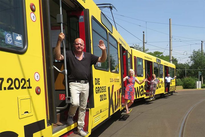 Foto: v.l.n.r.: Michael Kortländer (DIE GROSSE), Bürgermeisterin Clara Gerlach (Die Grünen), Designerin Judith Uhlemann und Klaus Klar (Vorstandsvorsitzender Rheinbahn)/ ©duesseldorf.design