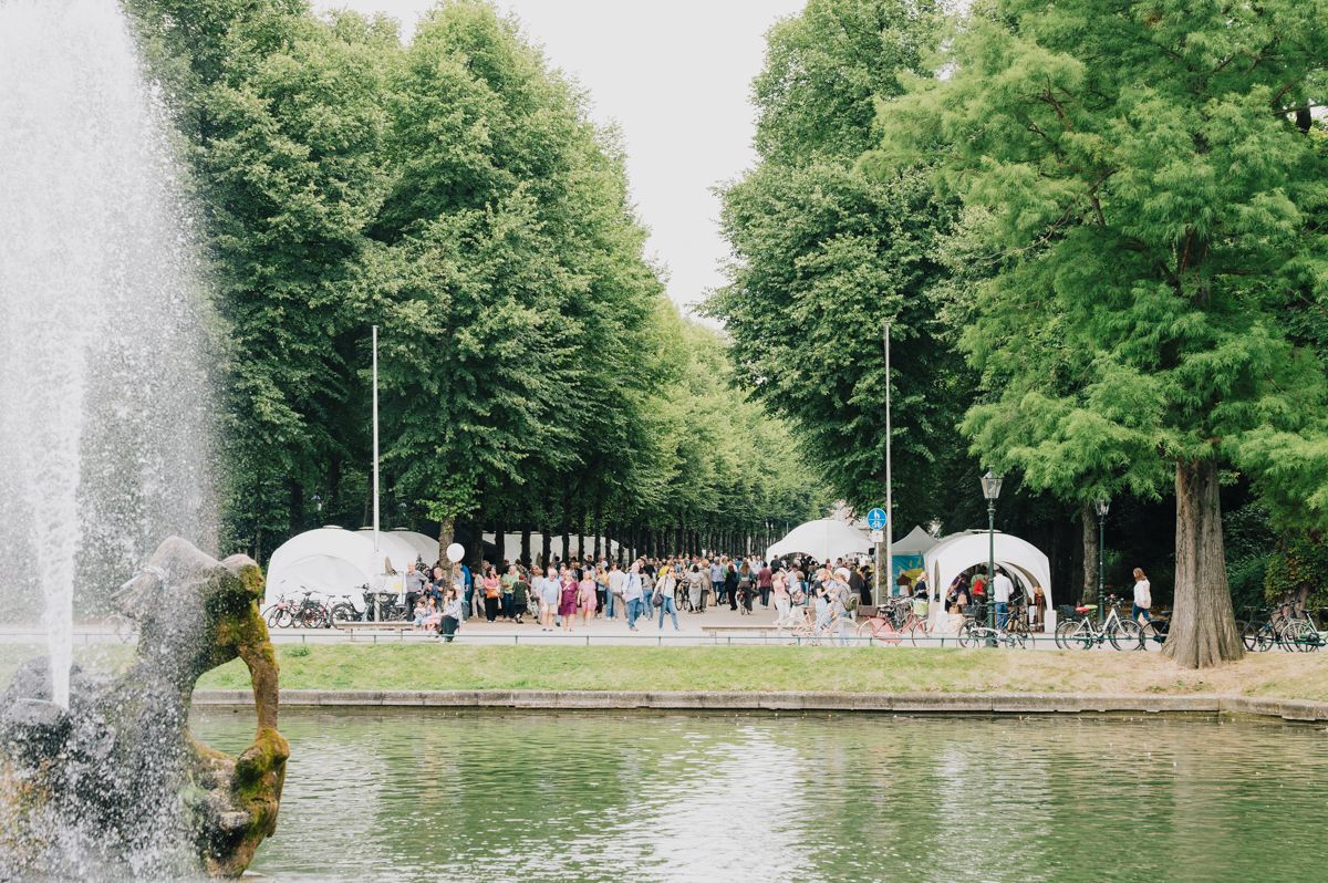 Blick auf THE DORF THE MARKET im Hofgarten 2024. / Foto: THE DORF