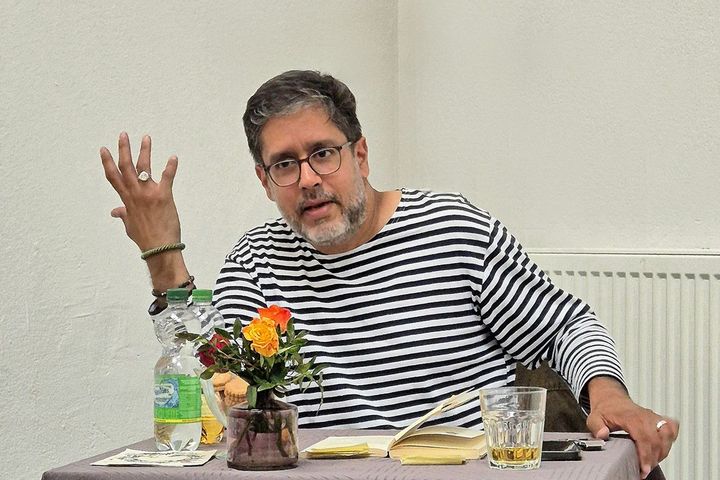 Hasnain Kazim bei der Lesung in Oberbilk: Mit Ironie und Haltung gegen Hass und Rassismus. / Foto: Barbara Schmitz