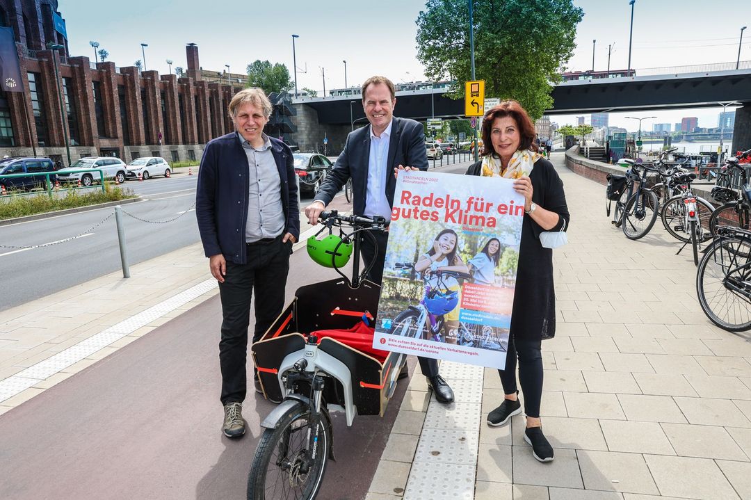 Werben für die Teilnahme am Stadtradeln-Wettbewerb: Mobilitätsdezernent Jochen Kral, Oberbürgermeister Dr. Stephan Keller und Umweldezernentin Helga Stulgies (v.l.n.r.)