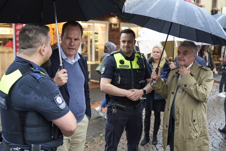 Altstadtrundgang mit dem Ordnungs- und Servicedienst: OB Dr. Stephan Keller (2.v.l.) und NRW-Innenminister Herbert Reul (r.) im Gespräch mit Einsatzkräften / Foto: Stadt Düsseldorf/Claus Langer