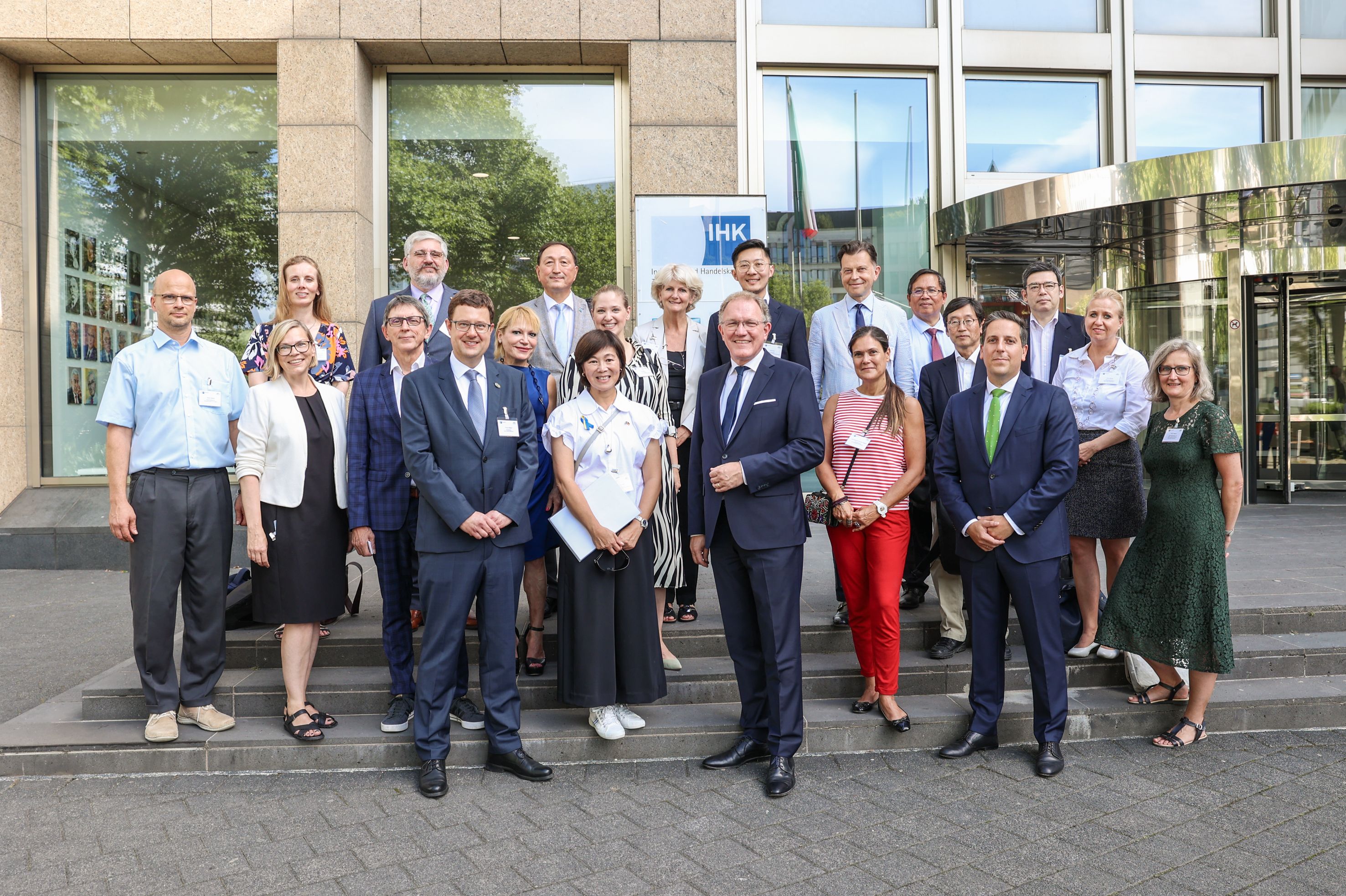 Gruppenbild Konsularisches Corps mit US-Generalkonsulin Pauline Kao und Hauptgeschäftsführer Gregor Berghausen vor der IHK Düsseldorf / Foto @Melanie Zanin für IHK Düsseldorf