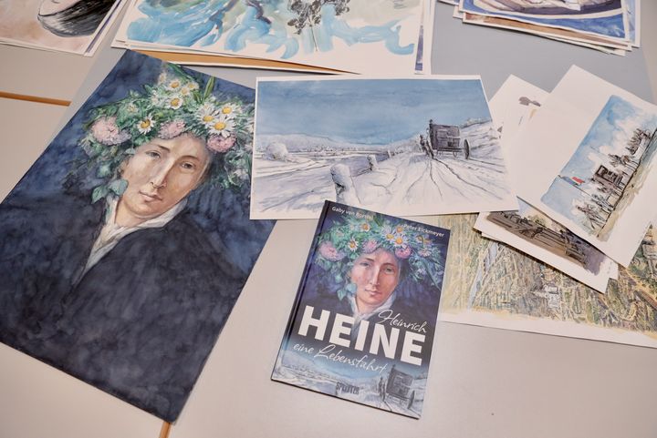 Zu den über 30 angekauften Kunstwerken gehören unter anderem die Titelmotive der Graphic Novel, Porträtstudien, Stadtansichten, Bilder zu Heines "Loreley", Werkillustrationen und Skizzen. / Foto: Landeshauptstadt Düsseldorf/Ingo Lammert