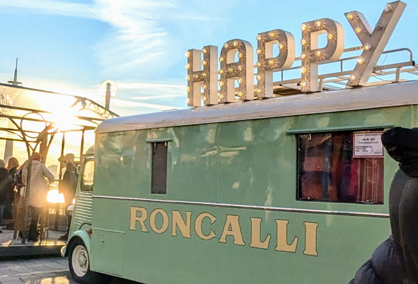 "Happy!" - Düsseldorfer Weihnahchtsmarkt 2024, Roncalli, Rheinpromenade Düsseldorf / Foto: NDOZ