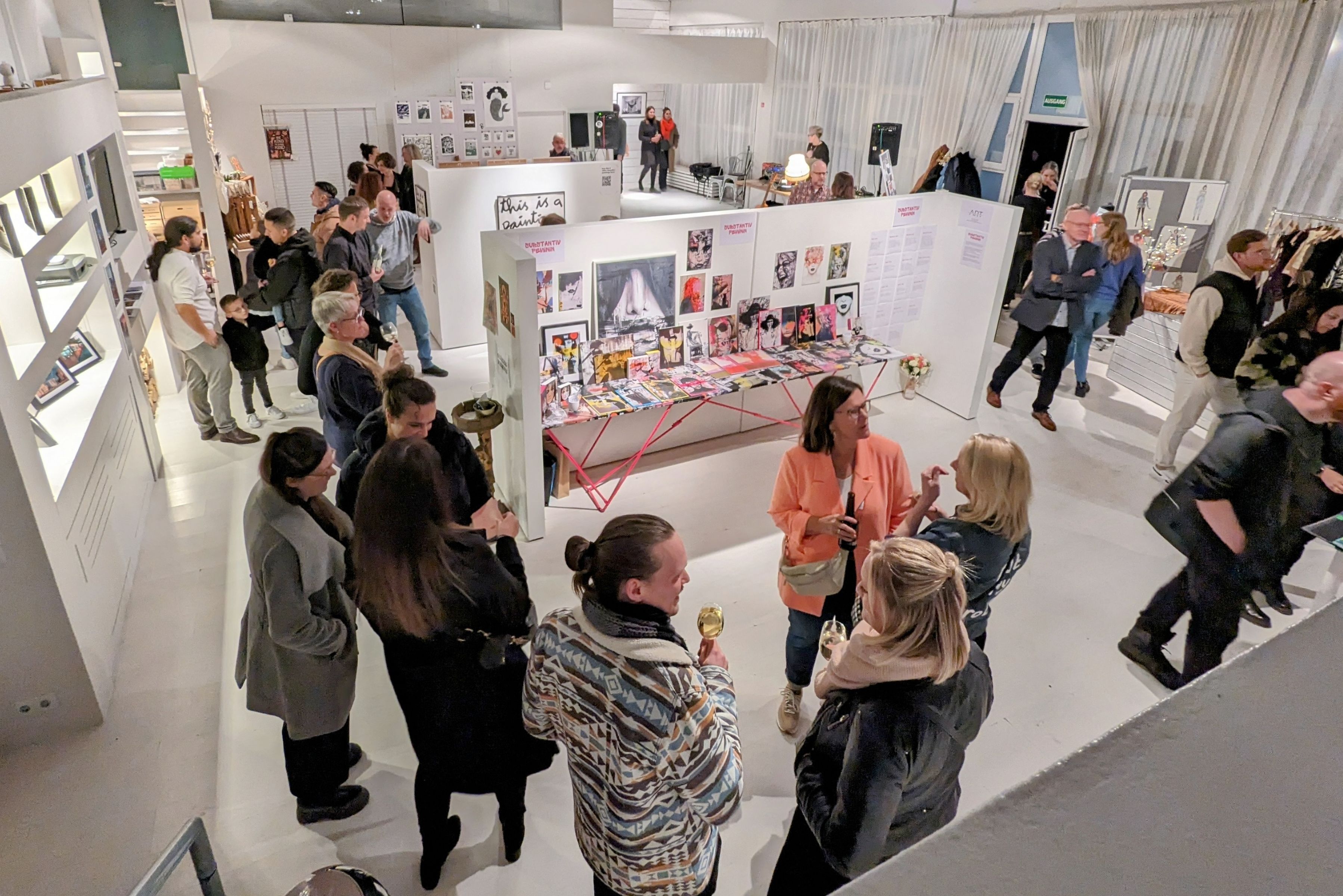 Blick von oben auf das belebte Loft of Art Weekend in Düsseldorf, Besucher vor Kunstwerken und Installationen