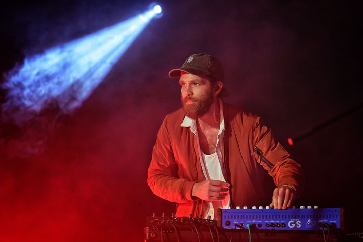 Stijn Hosman von Polynation spielt Synthesizer im farbigen Bühnenlicht des MUSIKZIMMERS im WELTKUNSTZIMMER Düsseldorf.