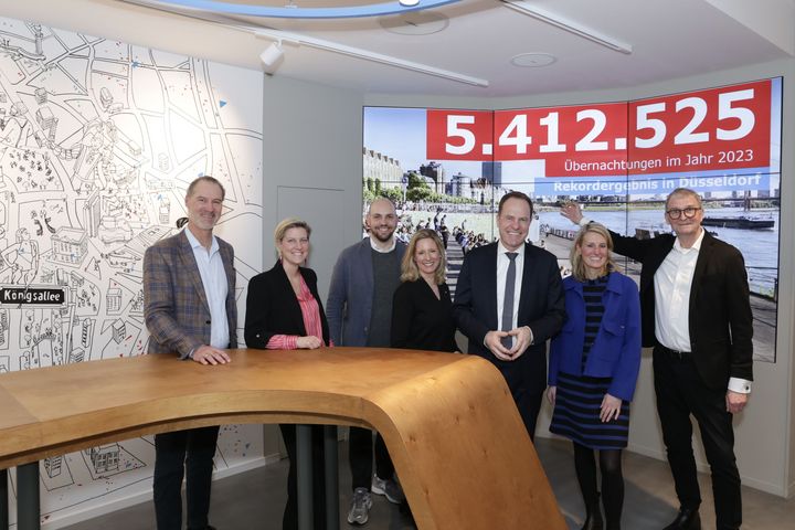 OB Dr. Stephan Keller (3.v.r.), Ole Friedrich (l.), Geschäftsführer von Visit Düsseldorf, und Frank Schrader (r.), GF von Visit Düsseldorf und Düsseldorf Marketing, stellten mit führenden Vertretenden der Tourismusbranche die Rekordzahlen vor © Landeshauptstadt Düsseldorf/Ingo Lammert 