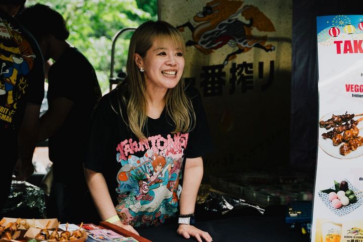 Japan-Feeling pur: Am Stand von TAKUMI gibt's beim THE DORF THE MARKET nicht nur Takoyaki & Yakitori, sondern auch jede Menge gute Laune. / Foto: THE DORF / 2024