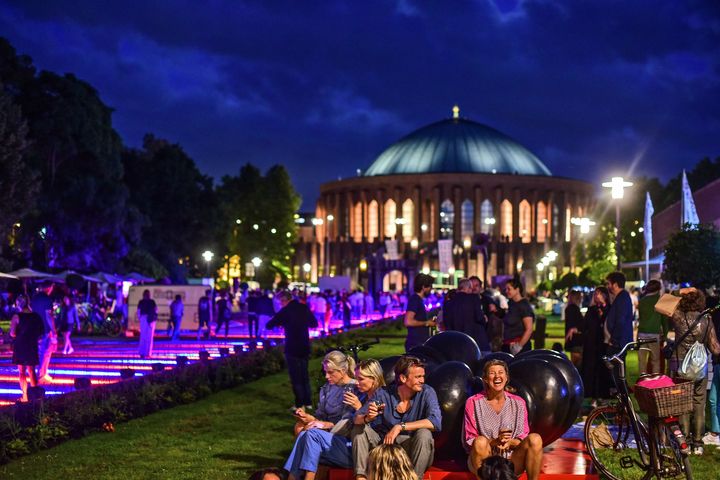 Nacht der Museen 2022: Auch in diesem Jahr war der Ehrenhof wieder ein Publikumsmagnet © kce Marketing/Markus van Offern 