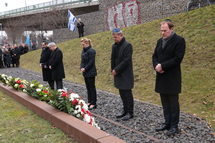 Oberbürgermeister Dr. Stephan Keller legte am 27. Januar im Namen der Landeshauptstadt Düsseldorf einen Kranz am Deportations-Mahnmal in Derendorf nieder