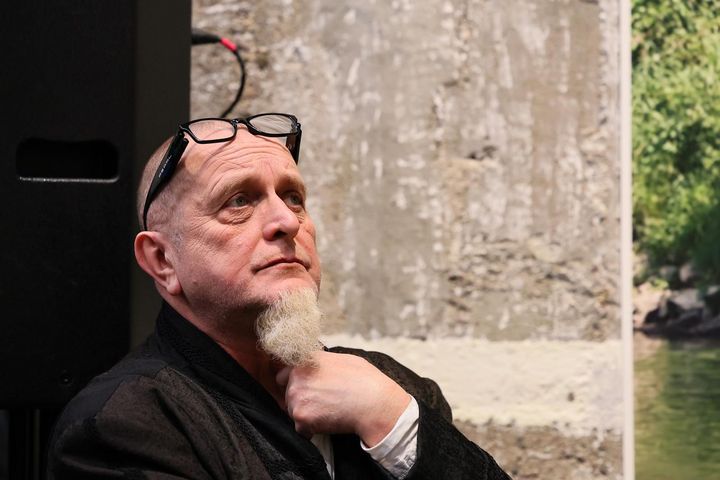 Stephan Kaluza bei der Eröffnung von „DEMARKATION“ im Bilker Bunker. / Foto: Klaus von Jackelmann