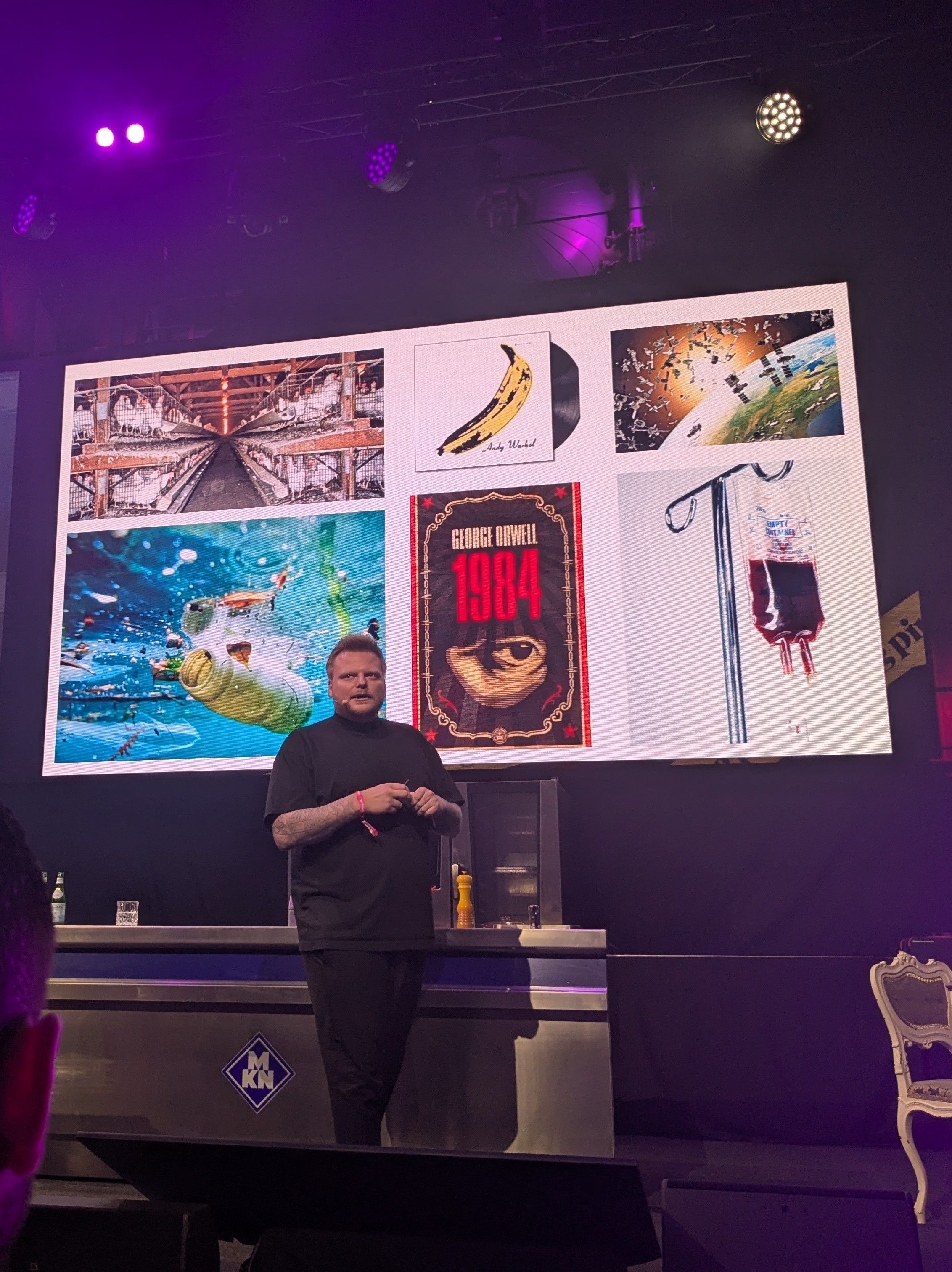 Aufrüttelnde Botschaften: Munk verbindet im Alchemist Bilder von Tierleid, Konsumkritik und Orwell’s ‚1984‘ mit kulinarischen Erlebnissen. / Foto: Alexandra Scholz-Marcovich, NDOZ