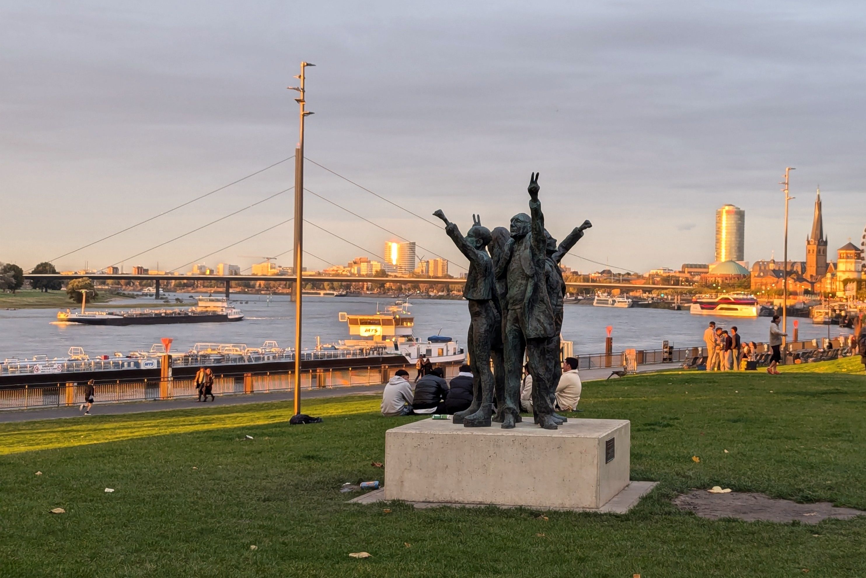 Grafik zu den Pride Weeks 2026 Düsseldorf mit dem LSBTIQ+ Erinnerungsort am Rhein und gelbem Schriftzug „Pride Weeks 2026 Düsseldorf“.