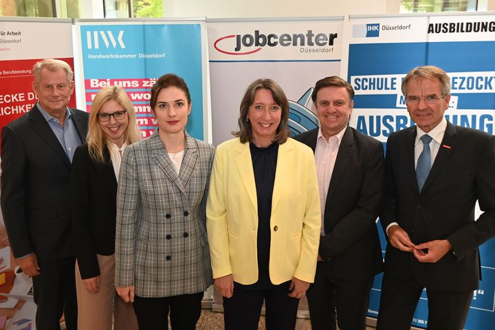Jobbörse in der Hwk v.l.: Andreas Schmitz, Präsident IHK, Theresa Winkels, Leiterin Amt für Wirtschaftsförderung, Iryna Shum, Generalkonsulin Ukraine, Birgitta Kubsch-von-Harten, Agentur für Arbeit, Ingo Zielinkowsky, Jobcenter, Andreas Ehlert, Präsident Hwk / Foto © Wilfried Meyer