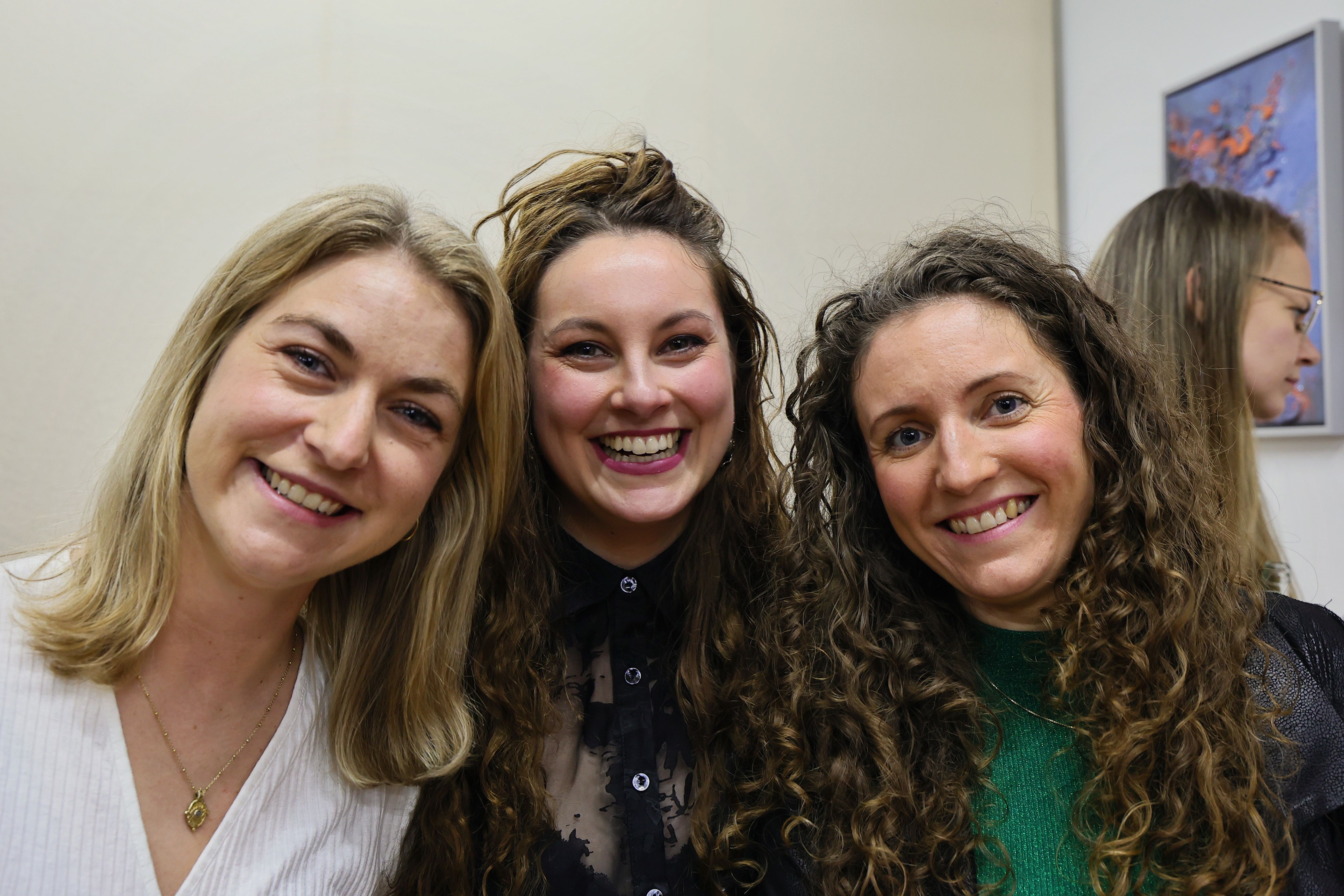 (v. r.) Julia Trompeter, Moderatorin des Abends, und Caro Herzberg, Mitinitiatorin von Loft of Art, mit einer Besucherin beim „kleinen WEEKEND – Die Unterschätzung“. / Foto: Klaus von Jackelmann