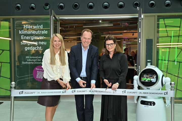 (v.r.): Rheinbahn-Vorständin Annette Grabbe, Oberbürgermeister Dr. Stephan Keller und Stadtwerke-Vorständin Dr. Charlotte Beissel. / Foto: Michael Lübke