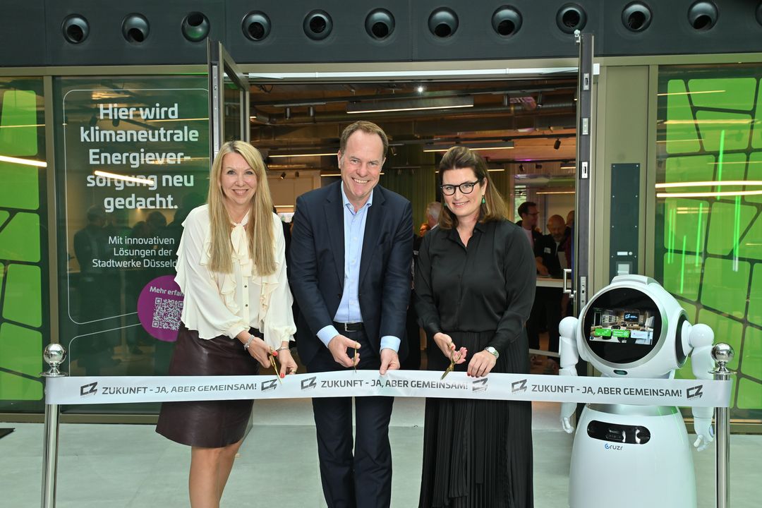 (v.r.): Rheinbahn-Vorständin Annette Grabbe, Oberbürgermeister Dr. Stephan Keller und Stadtwerke-Vorständin Dr. Charlotte Beissel. / Foto: Michael Lübke
