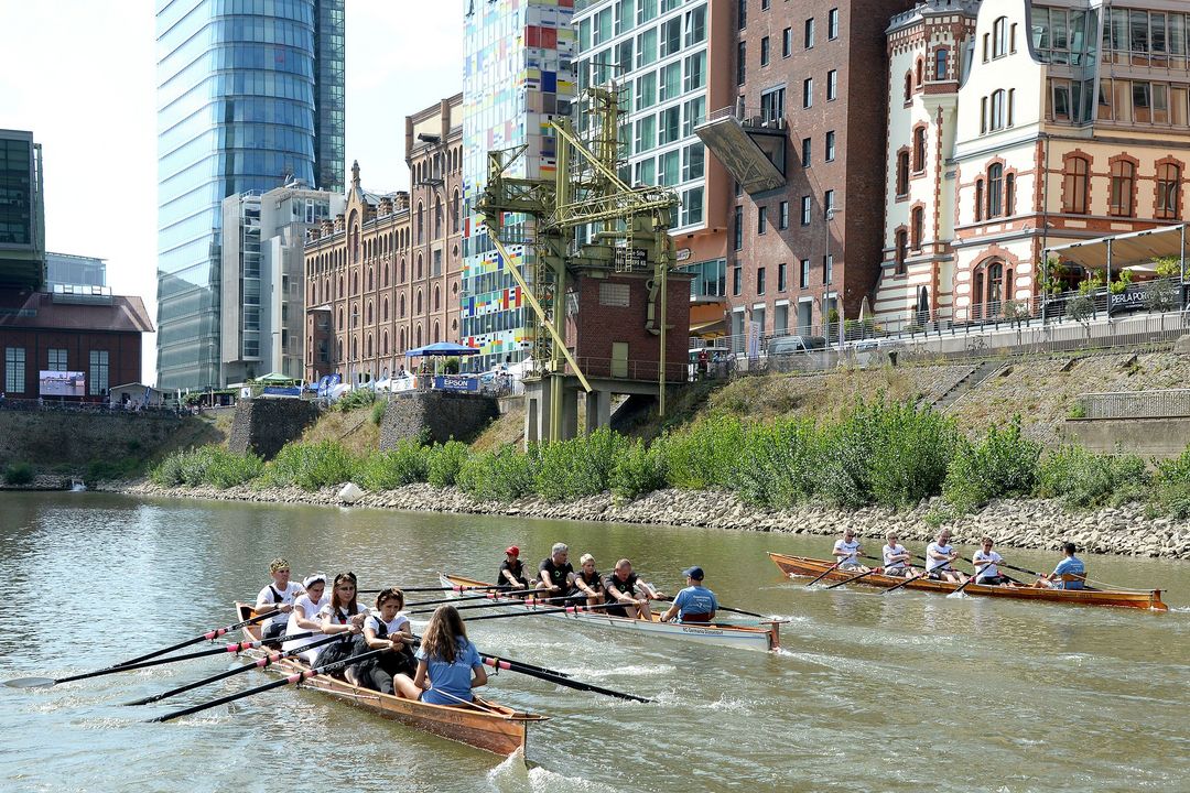 Endlich wieder: Benefiz-Regatta „Düsseldorf am Ruder“ im Medienhafen / Foto © Ruderclub Germania/MeinRuderbild.de