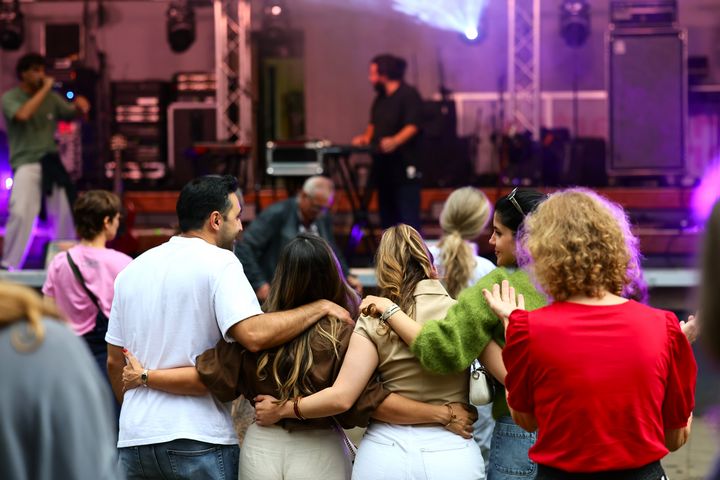 Besucherinnen und Besucher stehen eng beieinander vor der Bühne des CHANCE Festivals 2026 im Düsseldorfer Hofgarten.