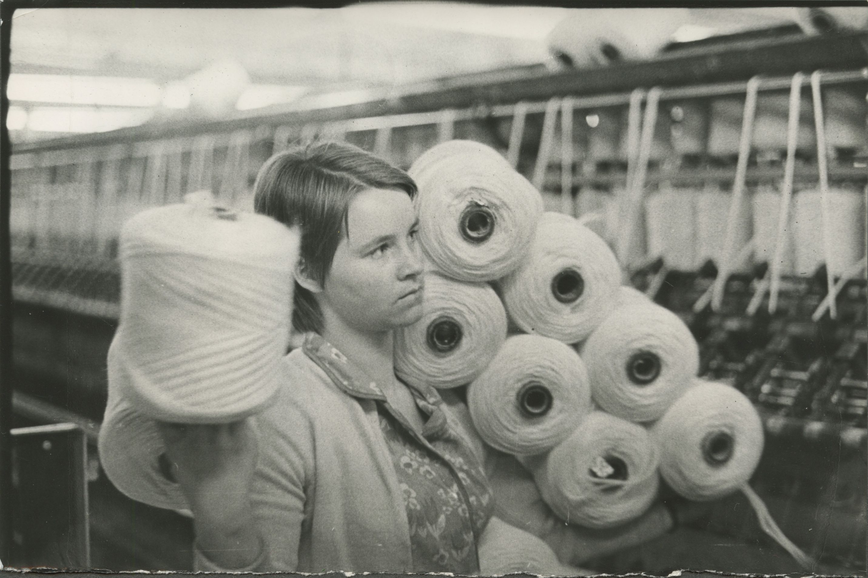 Evelyn Richter, Eine junge Arbeiterin in einer Kammgarnspinnerei, die Evelyn Richter für eine Reportage in der Zeitschrift Für Dich begleitete, um 1971 Silbergelatineabzug © Evelyn Richter Archiv der Ostdeutschen Sparkassenstiftung im Museum der bildenden Künste Leipzig