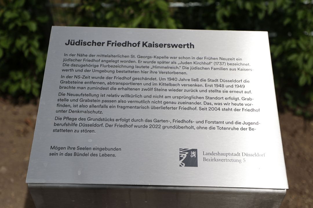 Am Montag, 23. Mai, wurden an dem kleinen Jüdischen Friedhof zwei Tafeln enthüllt, die den Friedhof und den direkt daneben stehenden vorgeschichtlichen Stein "Kaiserswerther Menhir" erläutern © Landeshauptstadt Düsseldorf/David Young 