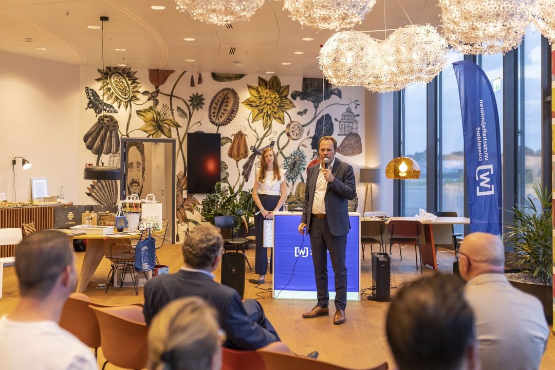 Am vergangenen Donnerstag fand im Medienhafen endlich das Sommerfest der Wirtschaftsjunioren Düsseldorf statt. Neben der Ansprache von Oberbürgermeister Dr. Keller war auch sonst noch einiges geboten / Foto @ Dominic Heidl