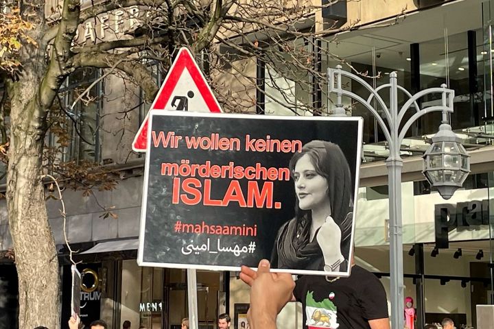 In Düsseldorf schwenkten die Demonstranten zahlreiche iranische Flaggen und Schilder mit Slogans wie "women, life, freedom" oder "They kill us in your silence #mahsaamini" / Foto: Privat