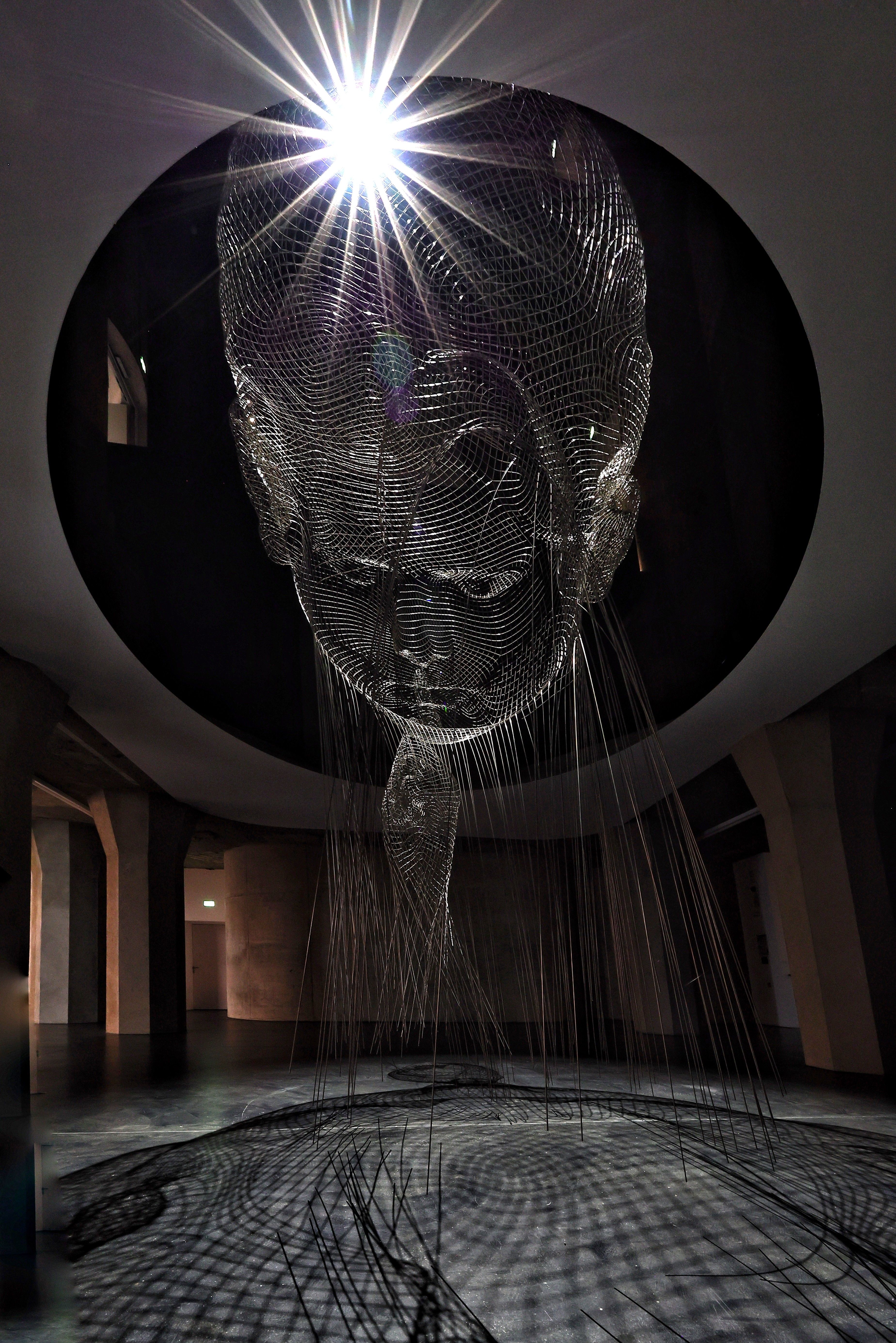 „Invisible Anna“ im ehemaligen Silo Der monumentale transparente Kopf „Invisible Anna“ von Jaume Plensa schwebt als Geflecht aus Edelstahlstäben im dunklen Siloraum der Küppersmühle.