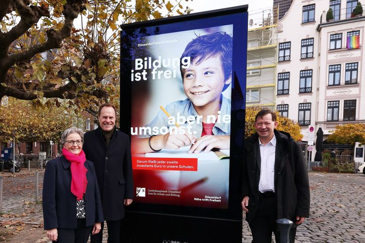 "Düsseldorf macht Schule" - OB Dr. Stephan Keller (Mitte), Stadtdirektor Burkhard Hintzsche und Dagmar Wandt, Leiterin des Amtes für Schule und Bildung, gaben den Startschuss für eine neue stadtweite Schulkampagne. © Landeshauptstadt Düsseldorf/David Young 