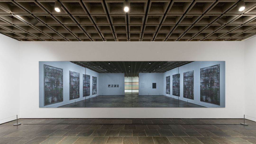 Grauer Spiegel (4-teilig), 2019 (WV 955) – 228 x 915 cm, Installationsansicht der Ausstellung Gerhard Richter: Painting After All (Detail), The Metropolitan Museum of Art, März 2020. Foto ©  The Metropolitan Museum of Art