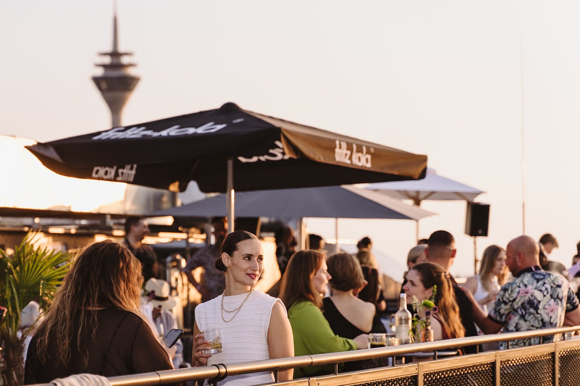 Sommerabend über den Dächern Düsseldorfs – entspannte Gespräche mit Aussicht. / Ruby Luna Hotels / Foto: Bernadett Yehdou / fotoyeh
