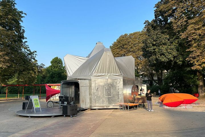 Das „UFO – Junge Oper Urban“ macht bis Mitte Dezember 2024 auf dem Frankenplatz im Düsseldorfer Stadtteil Derendorf Station. / Foto: Deutsche Oper am Rhein/Elise Schobess