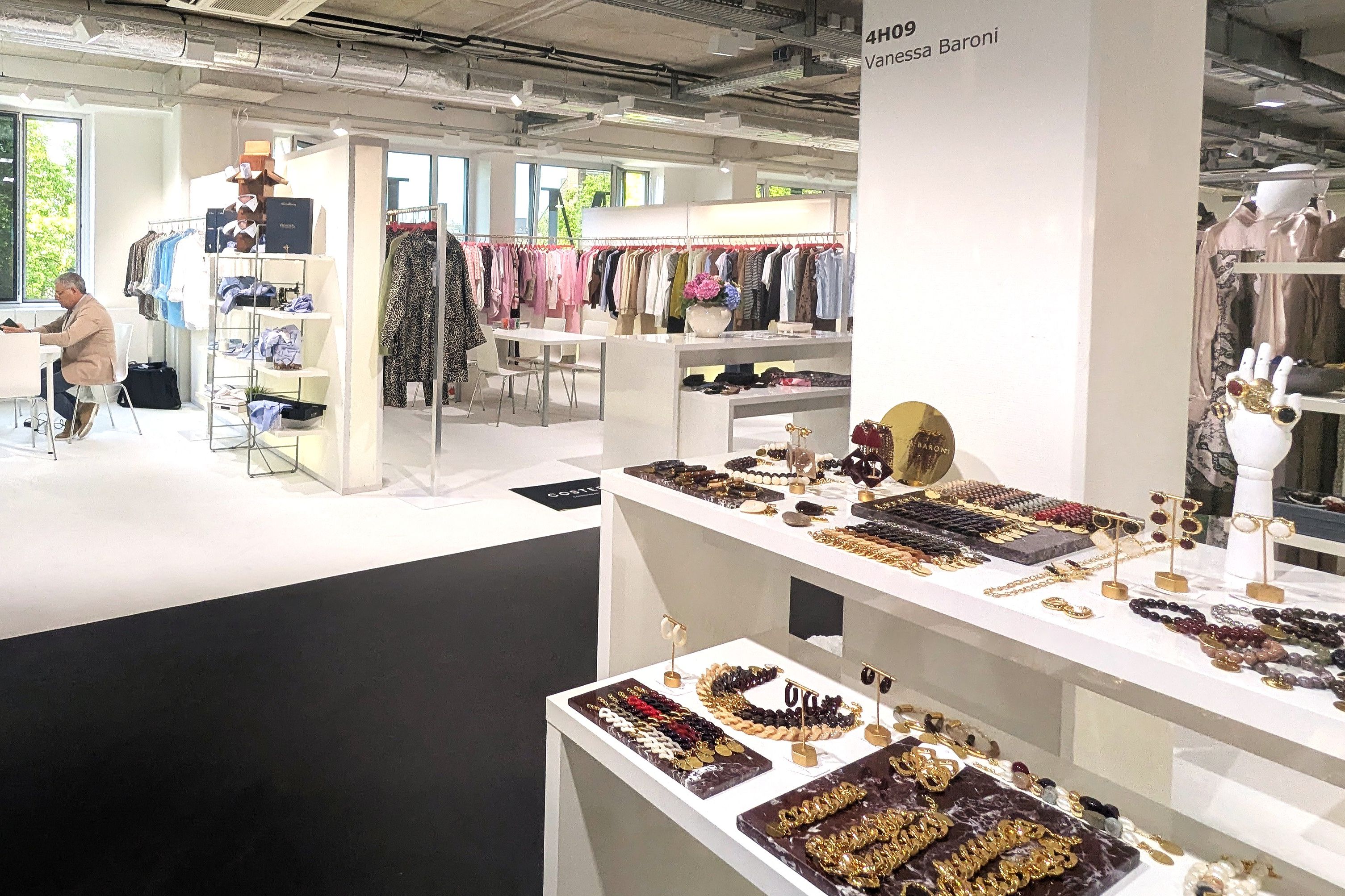 Vanessa Baroni – Statement-Schmuck trifft auf modische Klarheit. / Foto: Alexandra Scholz-Marcovich, NDOZ