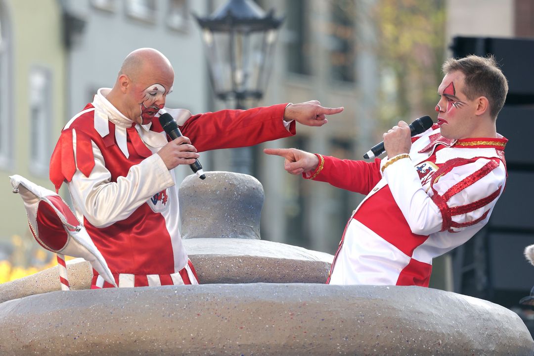 Hoppeditz-Erwachen 2025: Hoppeditz Tom Bauer mit seinem Nachfolger Jan Philip Hilger (r.). / Foto: Landeshauptstadt Düsseldorf/ David Young